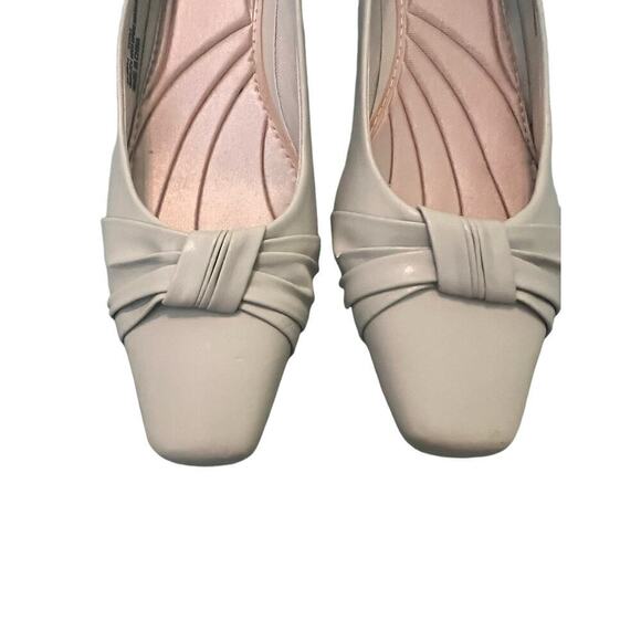 Easy Street Cream Pumps Gathering at Front Padded Inside  10 - Picture 4 of 7